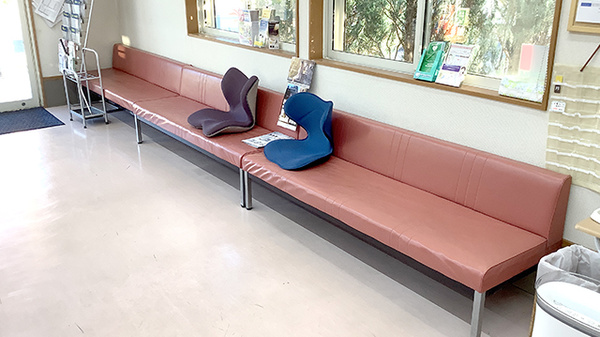 明るく清潔感のある待合スペースがございます