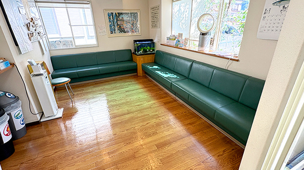 明るく清潔感のある待合スペースがございます