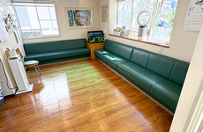 明るく清潔感のある待合スペースがございます