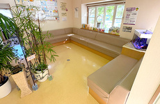 明るく清潔感のある待合スペースがございます。