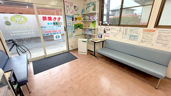 明るく清潔感のある待合スペースがございます。