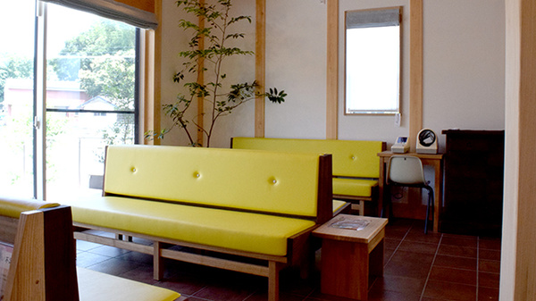 明るく清潔感のある待合スペースがございます