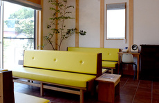 明るく清潔感のある待合スペースがございます