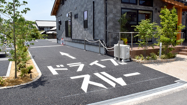 ドライブスルーを併設している薬局です