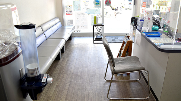 明るく清潔感のある待合スペースがございます