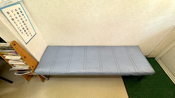 明るい雰囲気の待合スペースがございます