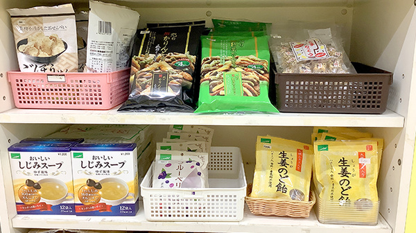 様々な食品も取り揃えております。