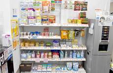 雑貨品や飲食品も取り扱っております。