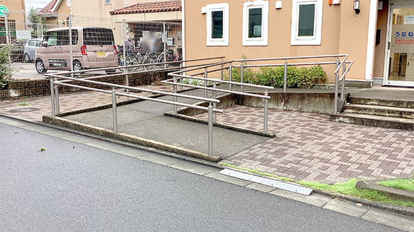 入口前にはスロープもございます