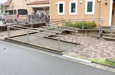 入口前にはスロープもございます