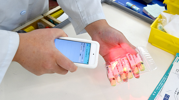 お薬を正確に受け渡しいたします