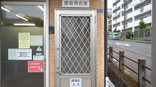 屋外でもお待ちいただける専用スペースを設置しております
