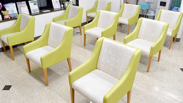 明るく清潔感のある待合スペースがございます