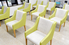 明るく清潔感のある待合スペースがございます