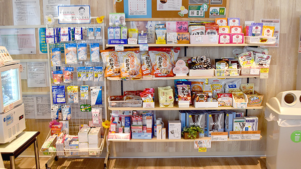 雑貨品や飲食品もございます