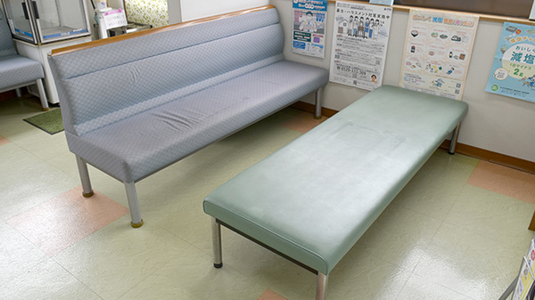 明るく清潔感のある待合スペースがございます