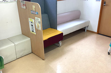 明るい雰囲気の待合スペースがございます