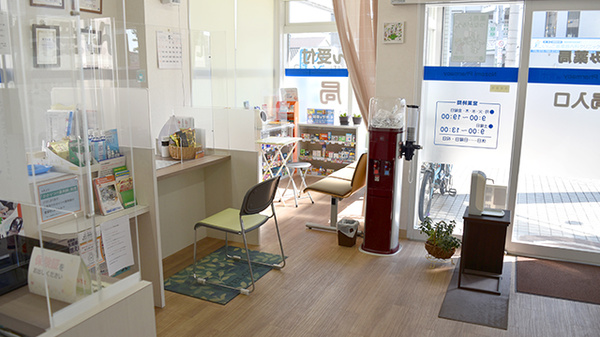 明るく清潔感のある待合スペースがございます