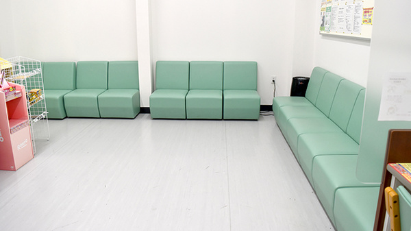 明るく清潔感のある待合スペースがございます。