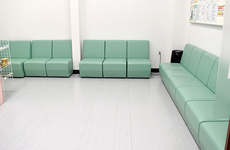 明るく清潔感のある待合スペースがございます。