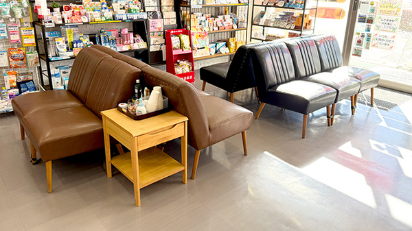 明るく清潔感のある待合スペースがございます