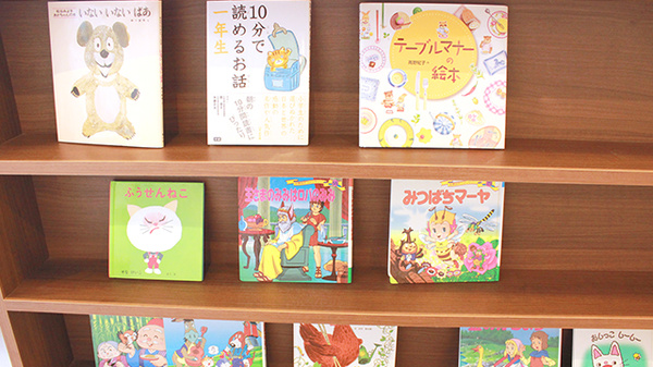 お子様用の絵本を取り揃えております。