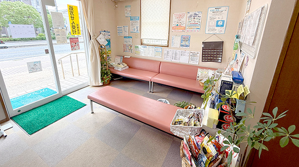明るく清潔感のある待合スペースがございます。