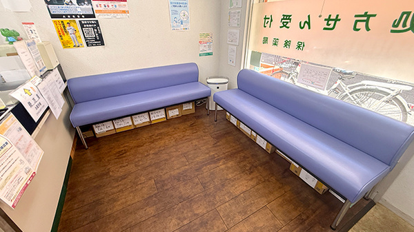 明るく清潔感のある待合スペースがございます。