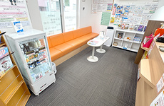 明るく清潔感のある待合スペースがございます。