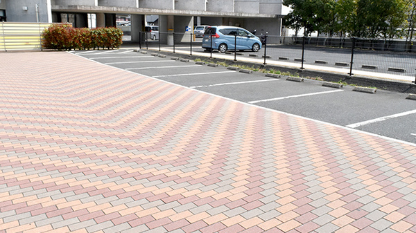 サンキュードラッグ　霧ヶ丘薬局の駐車場
