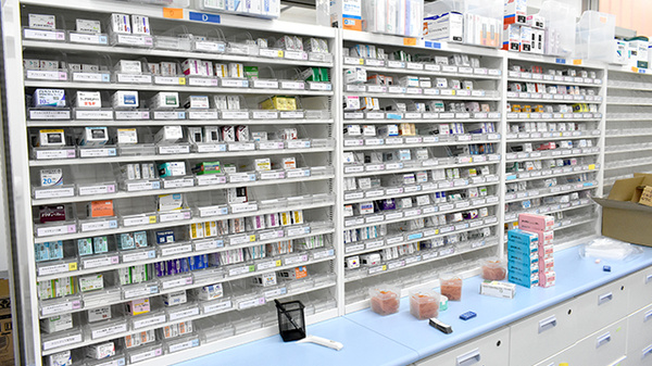 サンキュードラッグ門司港本店薬局の薬棚
