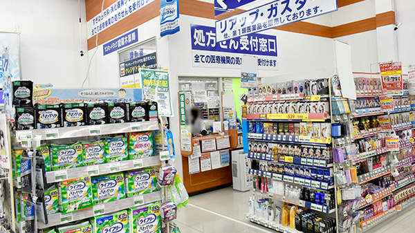 サンキュードラッグ 綾羅木薬局の入口