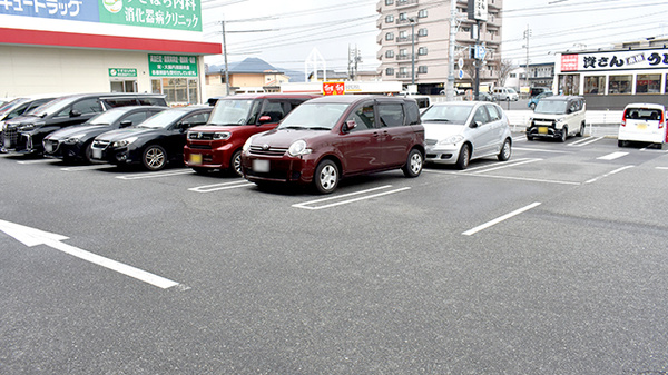 サンキュードラッグ 綾羅木薬局の駐車場