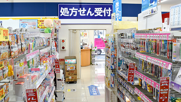 アカカベ薬局　吉田店の入口