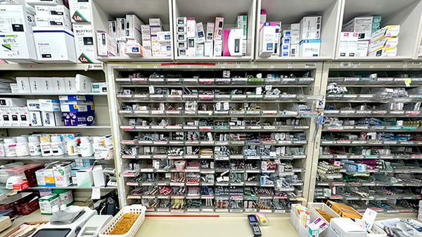 パル薬局西みずほ台店の薬棚