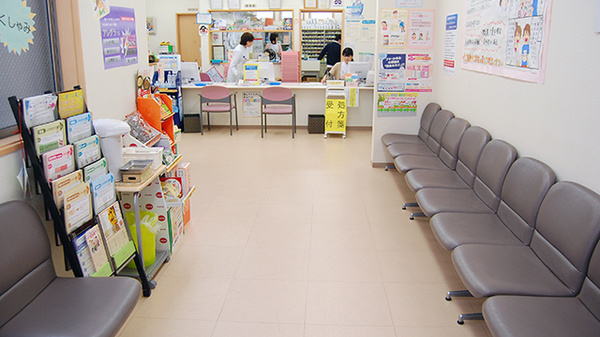 ぼうしや調剤薬局　城南店の待合スペース