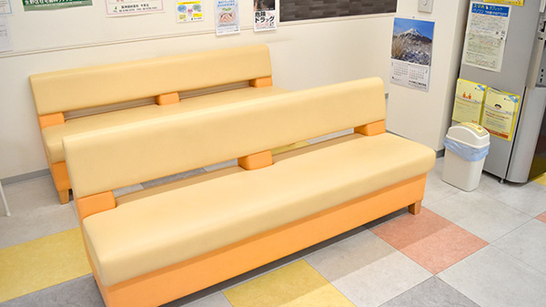 阪神調剤薬局　今里店の待合スペース