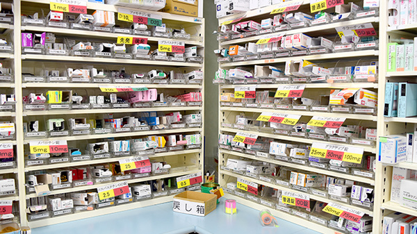 阪神調剤薬局　金沢石引店の薬棚