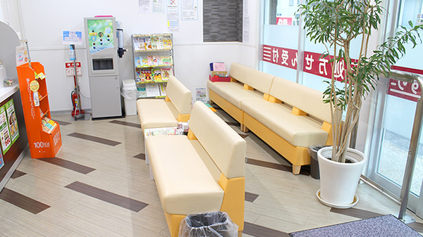 阪神調剤薬局　木津屋橋店の待合スペース