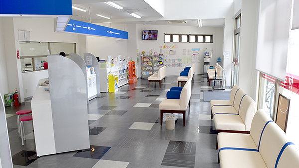 阪神調剤薬局　三重大前店の待合スペース