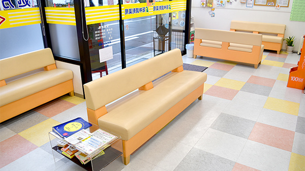 阪神調剤薬局　寝屋川店の待合スペース