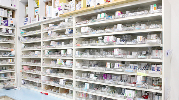 阪神調剤薬局　深谷店の薬棚