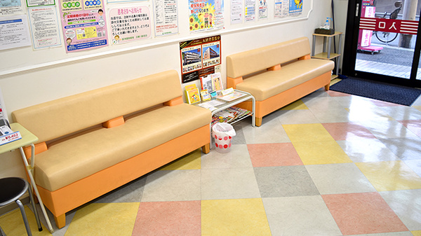阪神調剤薬局　武庫川駅前店の待合スペース