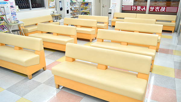 阪神調剤薬局　栗東店の待合スペース