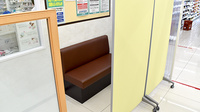 セキ薬局　東越谷店の感染予防待合スペース
