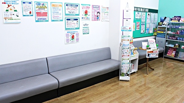 セキ薬局　吉川店の待合スペース