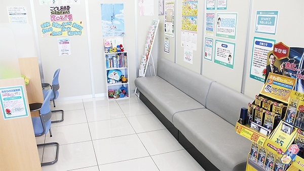 セキ薬局　つきのわ店の待合スペース