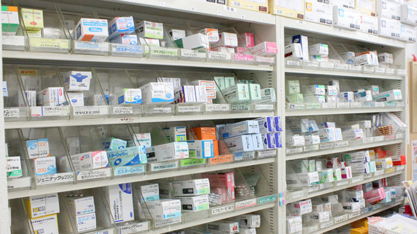くすりのダイイチ薬局　東伏見店の薬棚