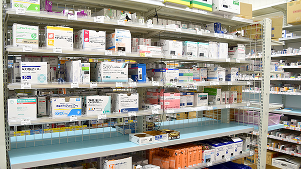 ユタカ調剤薬局　宇治徳洲会病院前の薬棚