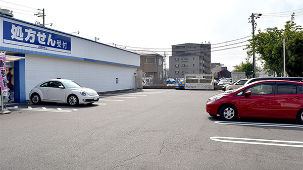 ユタカ薬局　本陣の駐車場